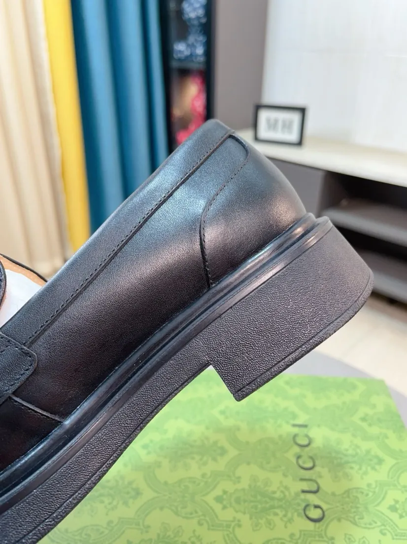 Factory price 520🌹🌹 [GUCCI Gucci] A new style of formal men's leather shoes is here ~ The original quality upper is made of cowhide imported from Italy + soft and delicate leather, comfortable and soft first-layer cowhide lining, rubber wear-resistant outsole, the shoe shape is dignified and domineering, and the luxury charm cannot be concealed! The natural and free nouveau riche leads the trend. Code number: 38-44